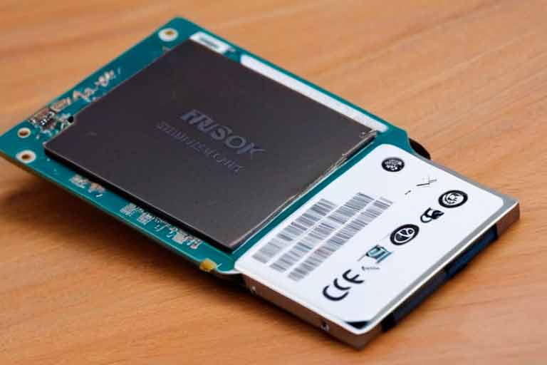 ¿Cómo puedo recuperar datos de un disco duro o SSD que ha sido dañado por un derrame de líquido?