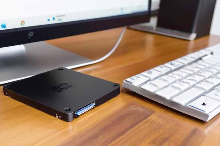 ¿Cómo afecta el desgaste de las celdas de memoria en los SSD a la recuperación de datos?