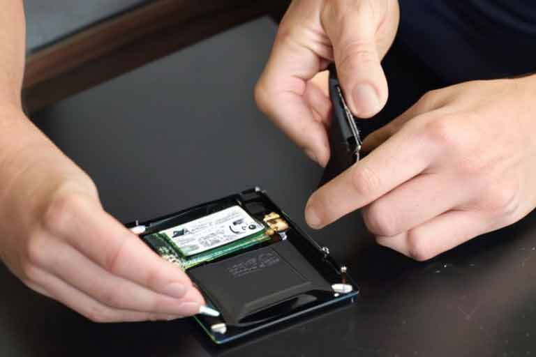 ¿Cómo afecta el desgaste de las celdas de memoria en los SSD a la recuperación de datos?