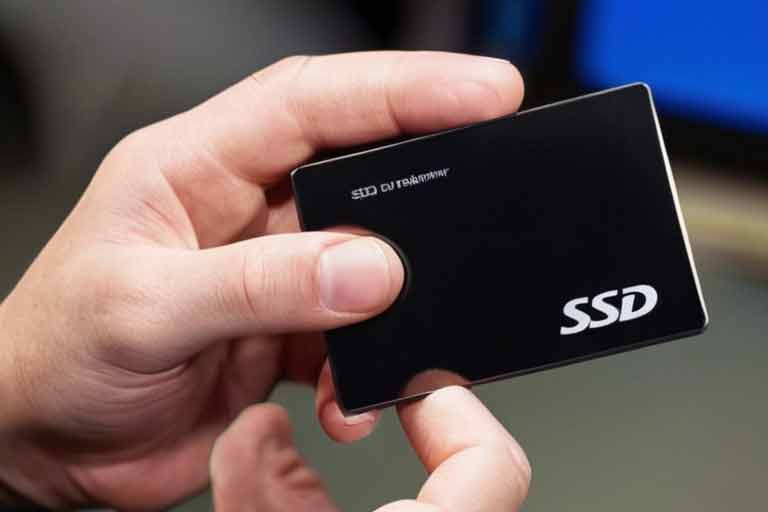 ¿Cómo afecta el desgaste de las celdas de memoria en los SSD a la recuperación de datos?